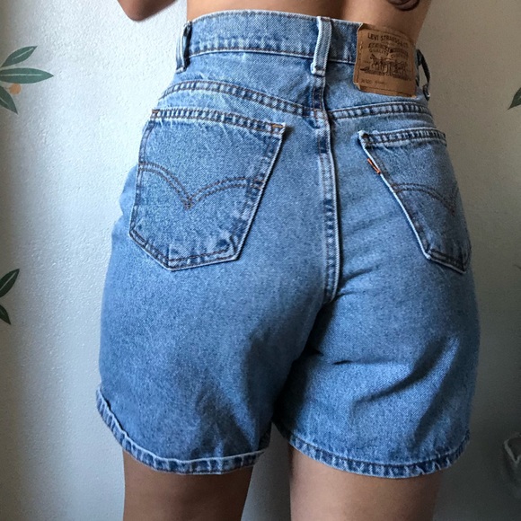 Vintage Levi’s 920 Medium Wash Jean Shorts - Picture 2 of 12